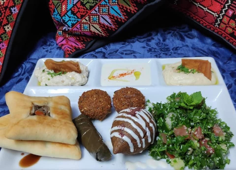Assiette de mezzés : chaussons, falafels, feuille de vigne, kebbé, taboulé et purées