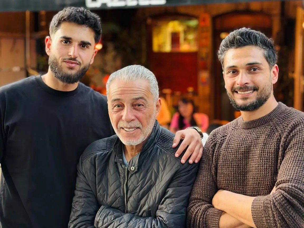 Kareem, Wessam et leur papa Lyad dans la salle du restaurant