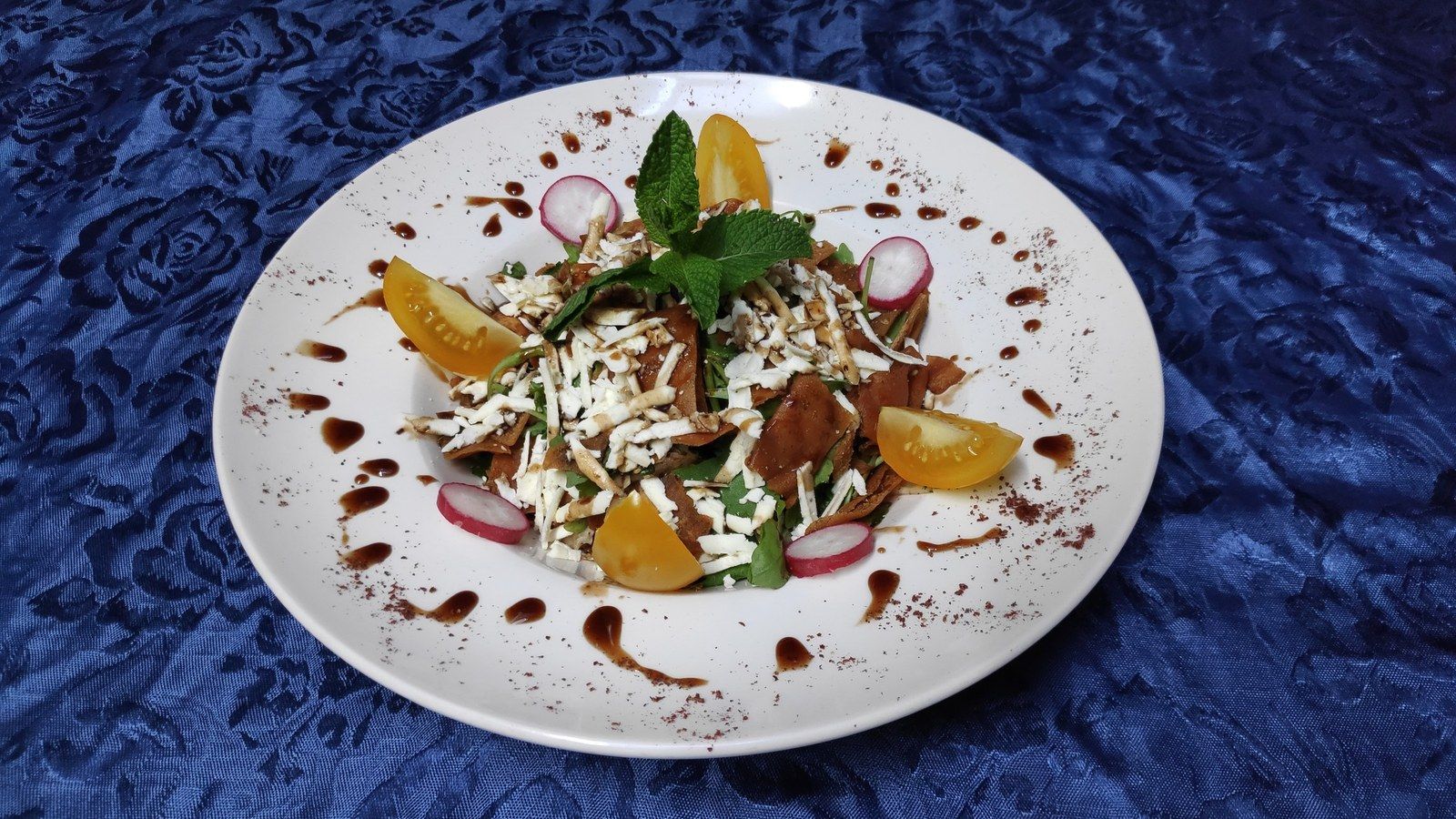 Fattouch : salade orientale, tomates, radis, fromage blanc et pain croquant