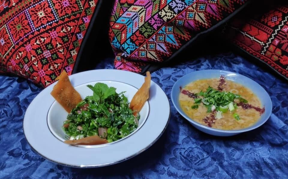 Tabouleh aux herbes fraîches et foul aux oignons verts, devant des coussins brodés