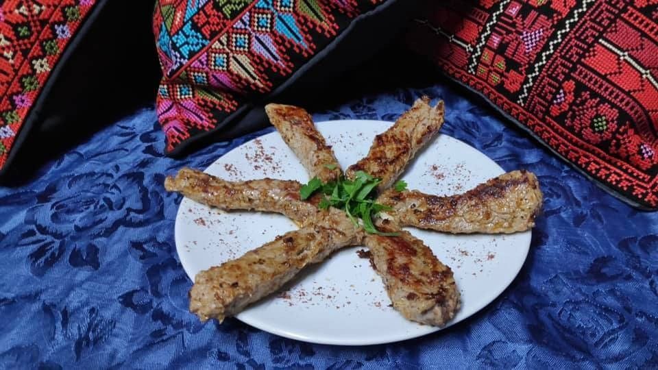 Brochettes de viande hachée grillée disposées en étoile